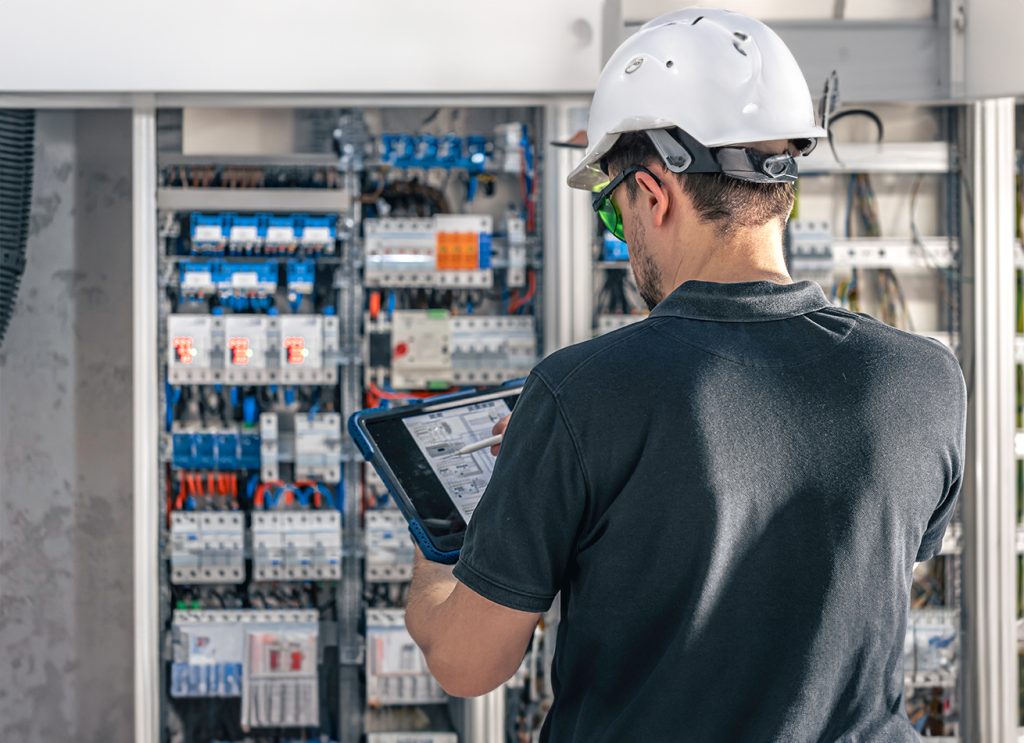 Cómo elegir el sistema de control ideal para tu operación industrial