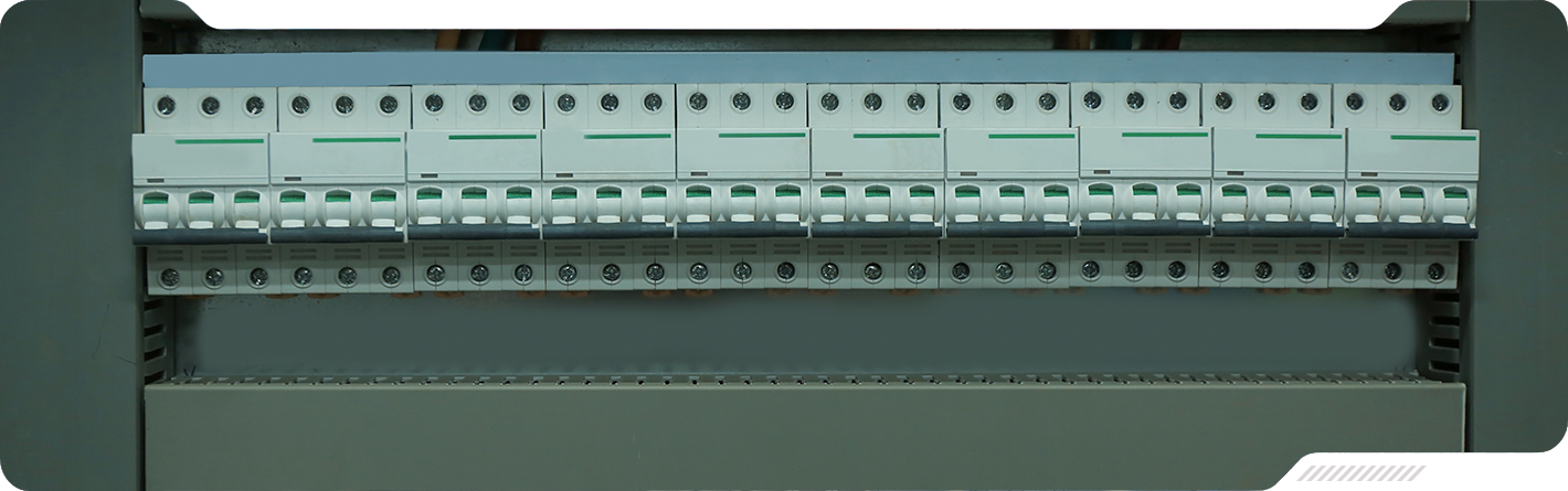 Interruptores automáticos en un primer plano de la placa de distribución en Nuevo León