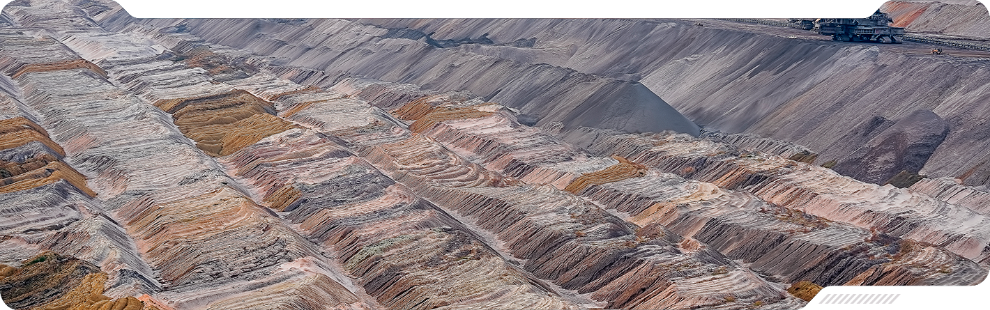 plano amplio de un campo minero con estructura industrial en Sonora