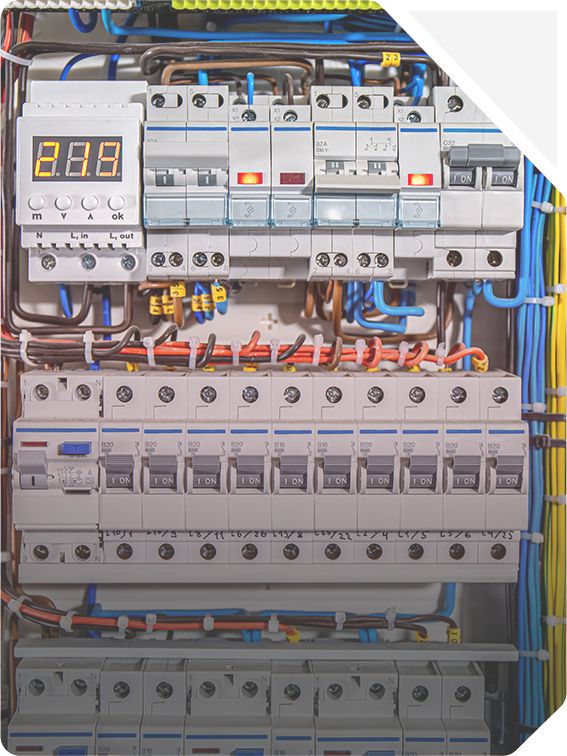 Conexiones en gabinete eléctrico